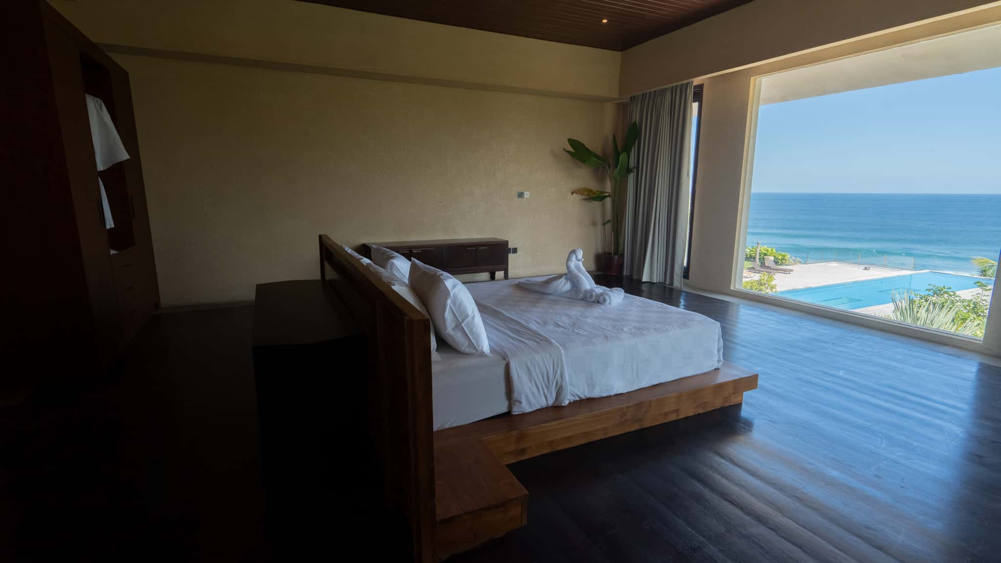 King bed positioned to capture sunrise over the ocean